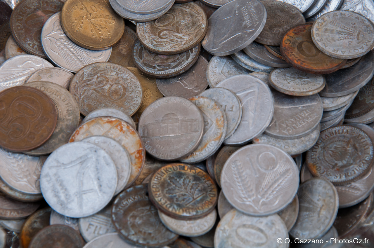 Pièces de monnaies dans une brocante..Pise, Italie - 11 mai 2014